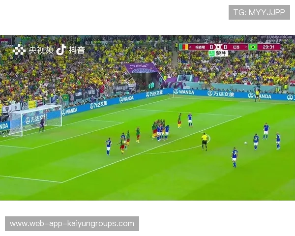 任意球精准穿过人墙直挂上角被奉为绝技再现