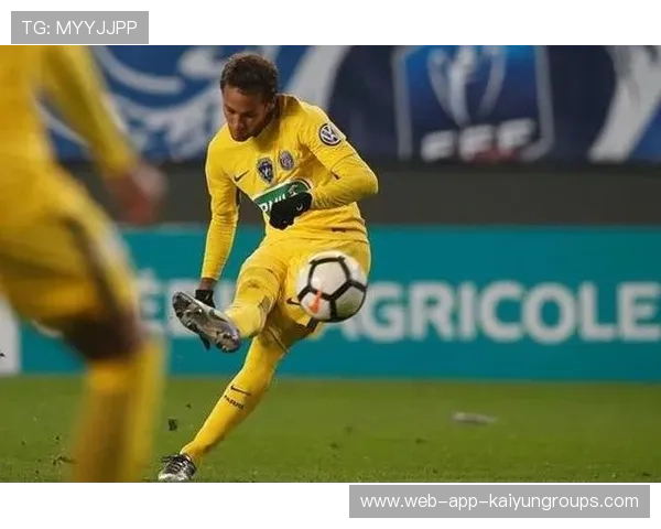 内马尔禁区外的轻松搓射险些改写比分